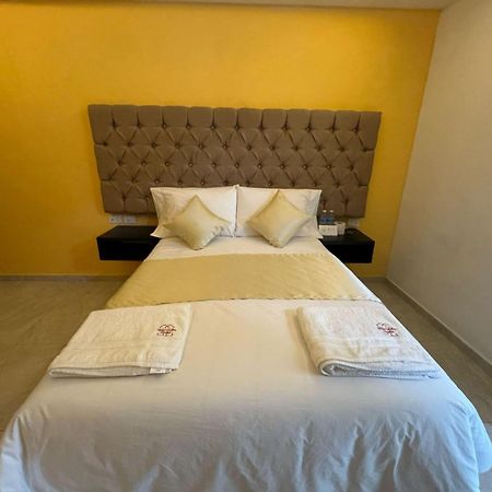 Oyo Hotel Familiar Tollan 乔卢拉 外观 照片