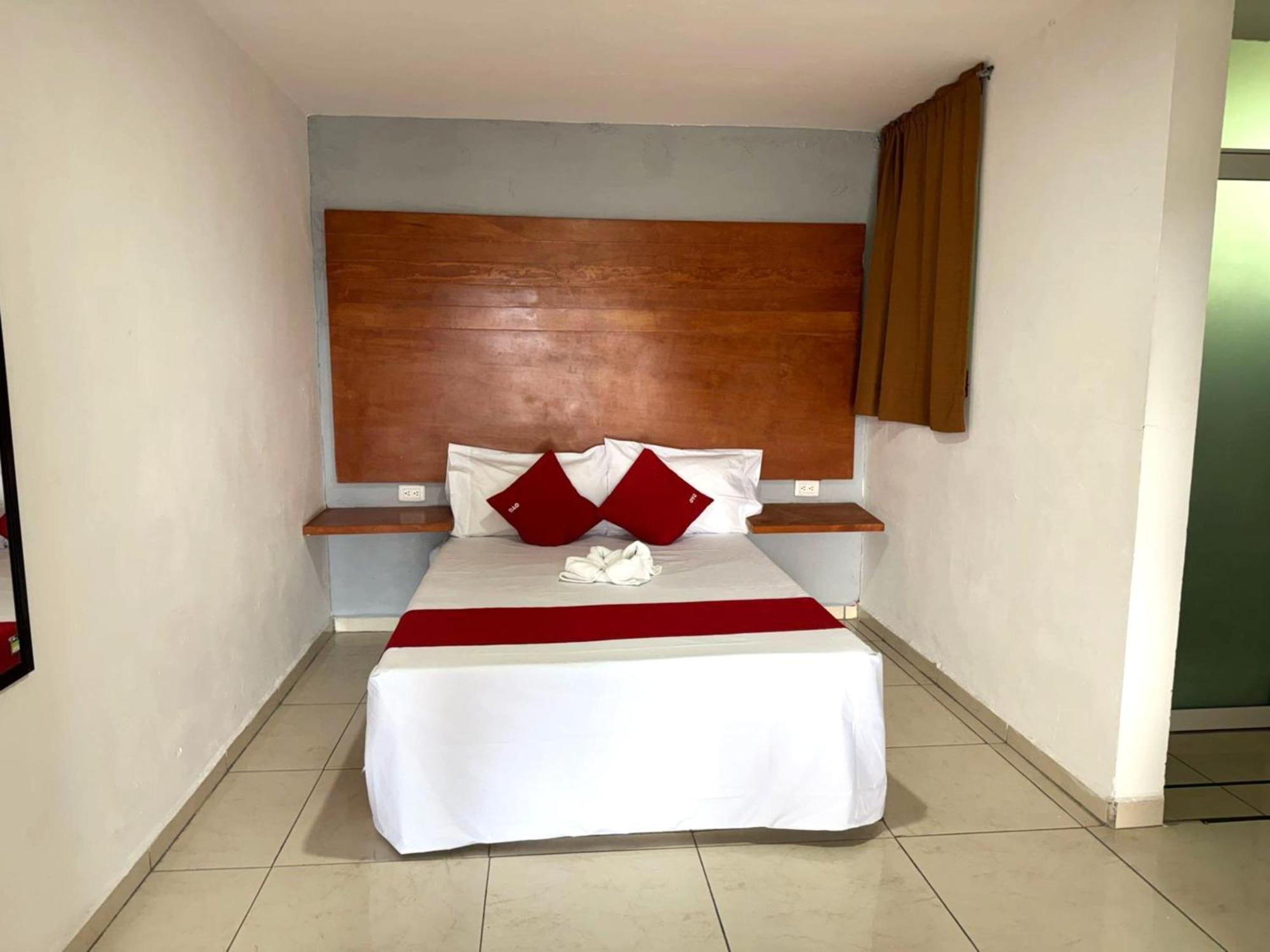 Oyo Hotel Familiar Tollan 乔卢拉 外观 照片