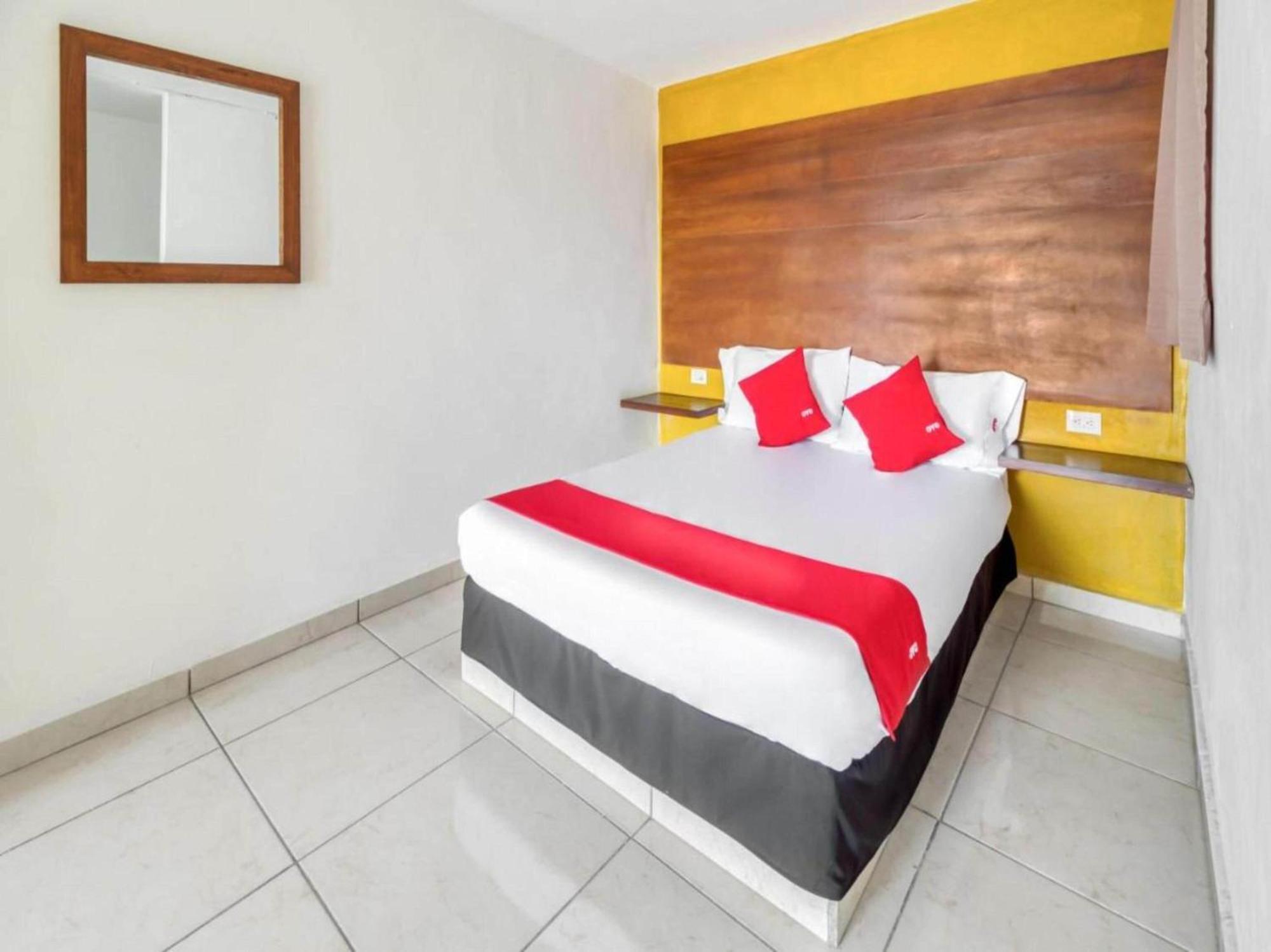Oyo Hotel Familiar Tollan 乔卢拉 外观 照片