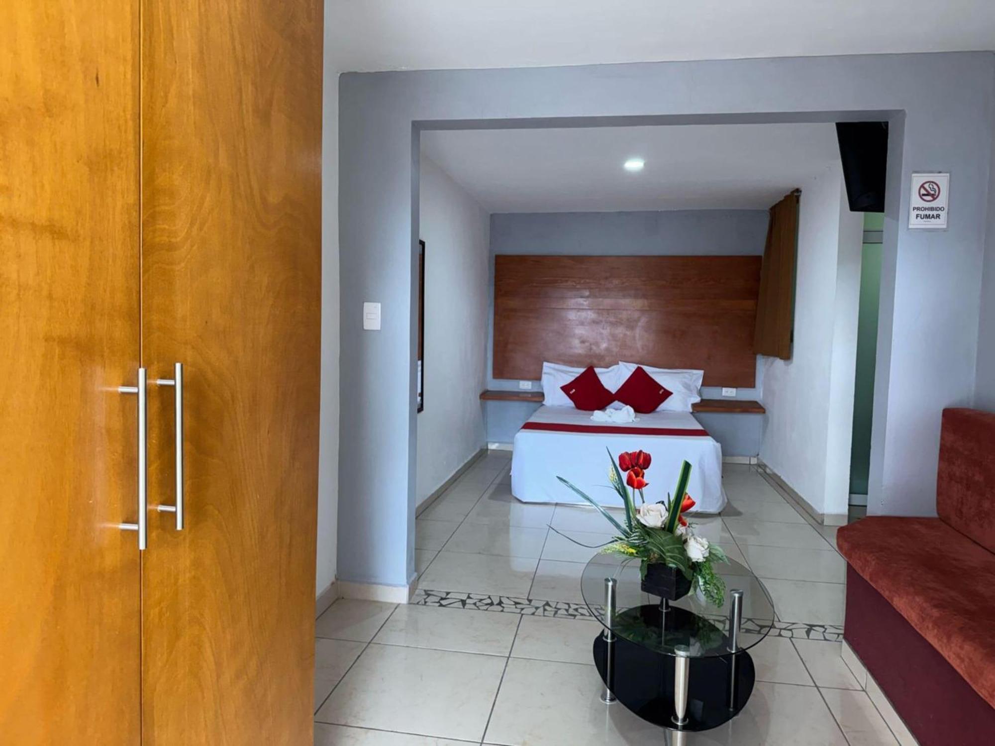 Oyo Hotel Familiar Tollan 乔卢拉 外观 照片