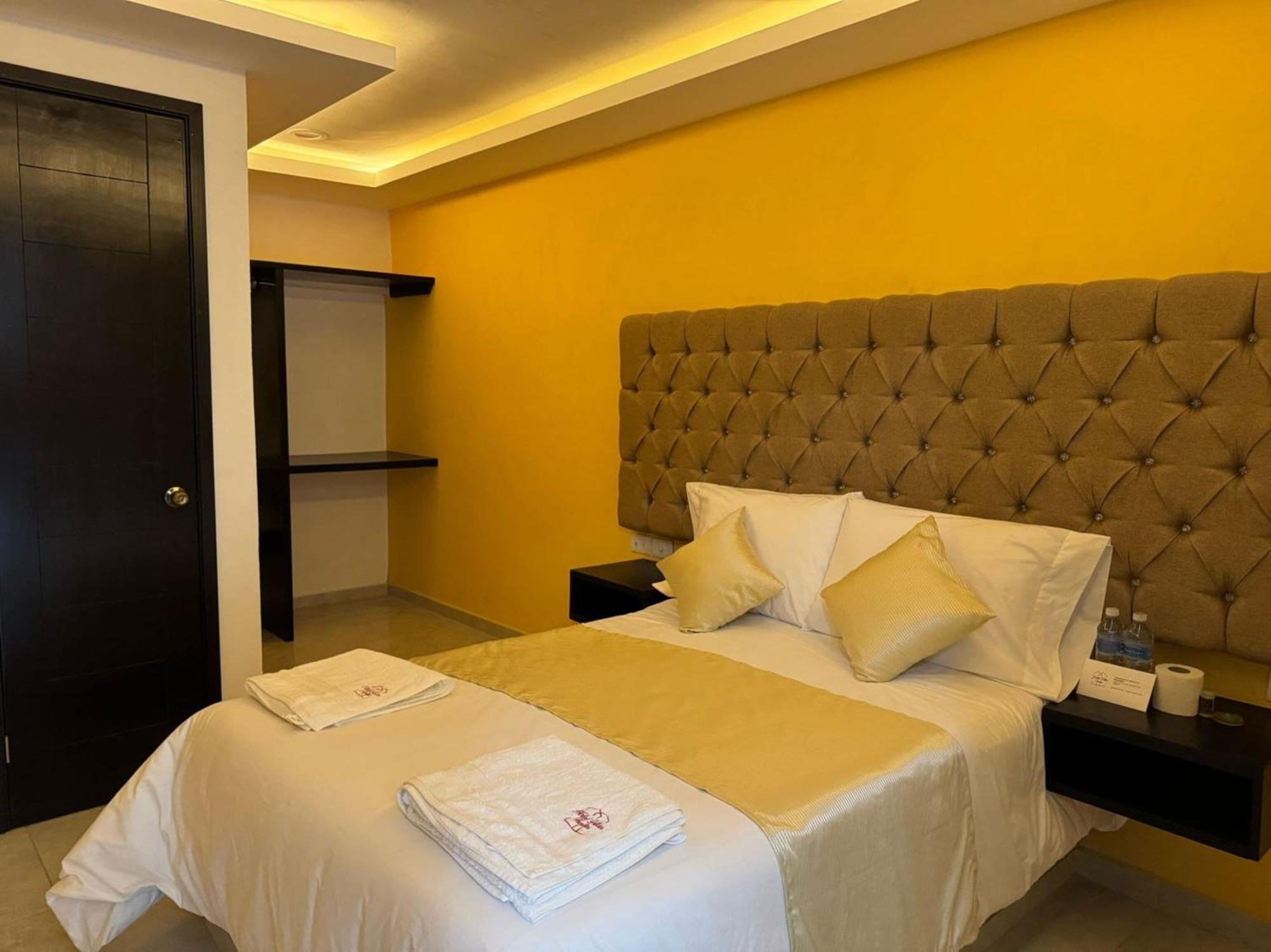 Oyo Hotel Familiar Tollan 乔卢拉 外观 照片