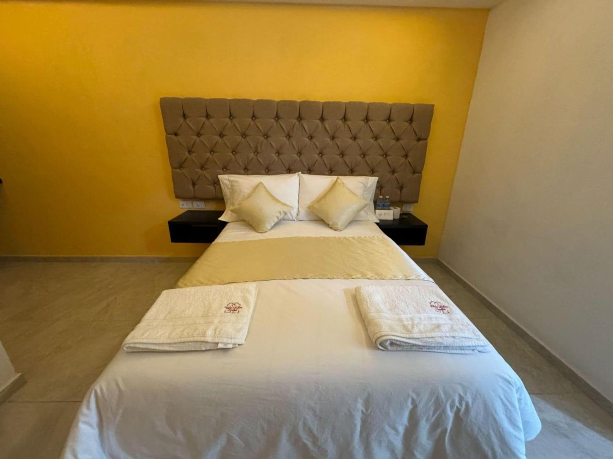 Oyo Hotel Familiar Tollan 乔卢拉 外观 照片