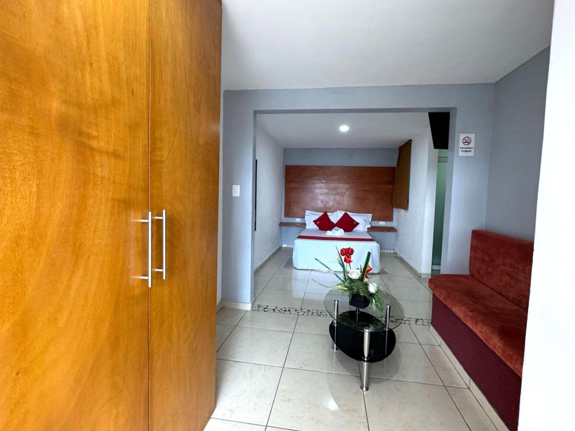 Oyo Hotel Familiar Tollan 乔卢拉 外观 照片