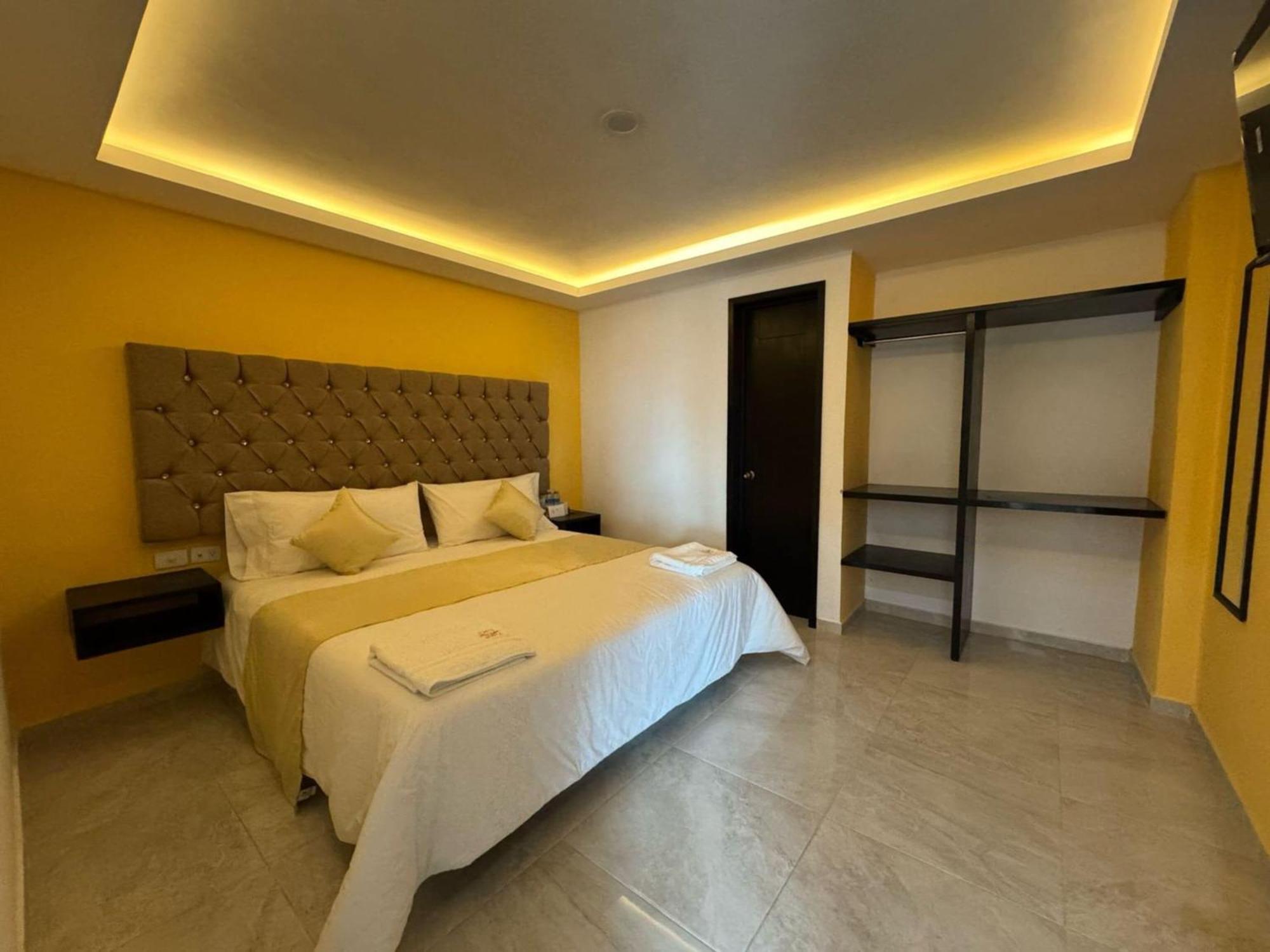 Oyo Hotel Familiar Tollan 乔卢拉 外观 照片