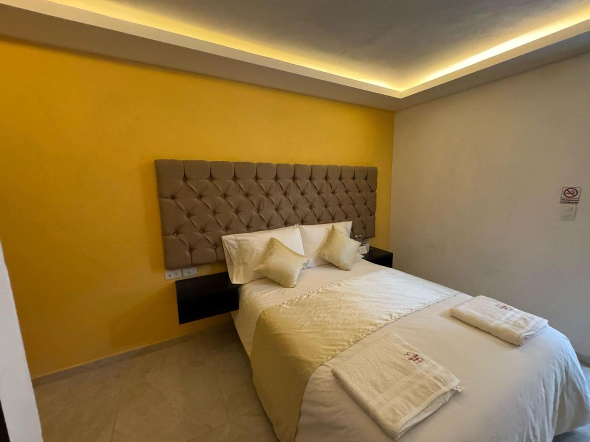 Oyo Hotel Familiar Tollan 乔卢拉 外观 照片