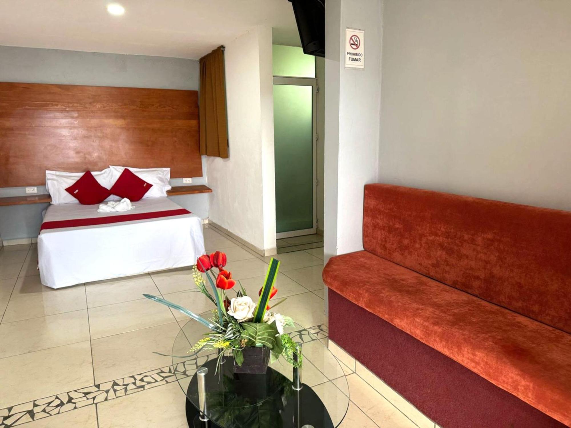 Oyo Hotel Familiar Tollan 乔卢拉 外观 照片
