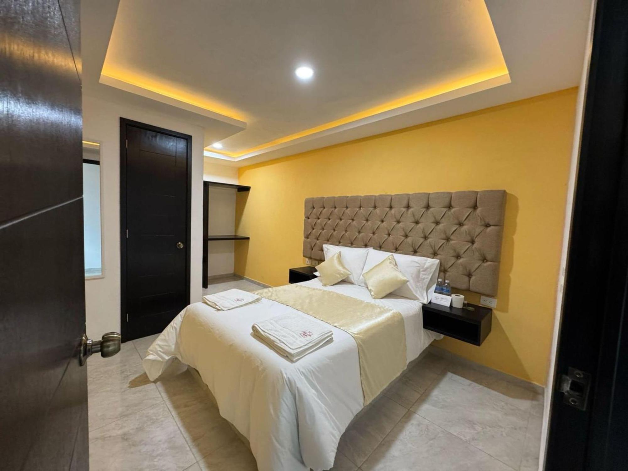 Oyo Hotel Familiar Tollan 乔卢拉 外观 照片